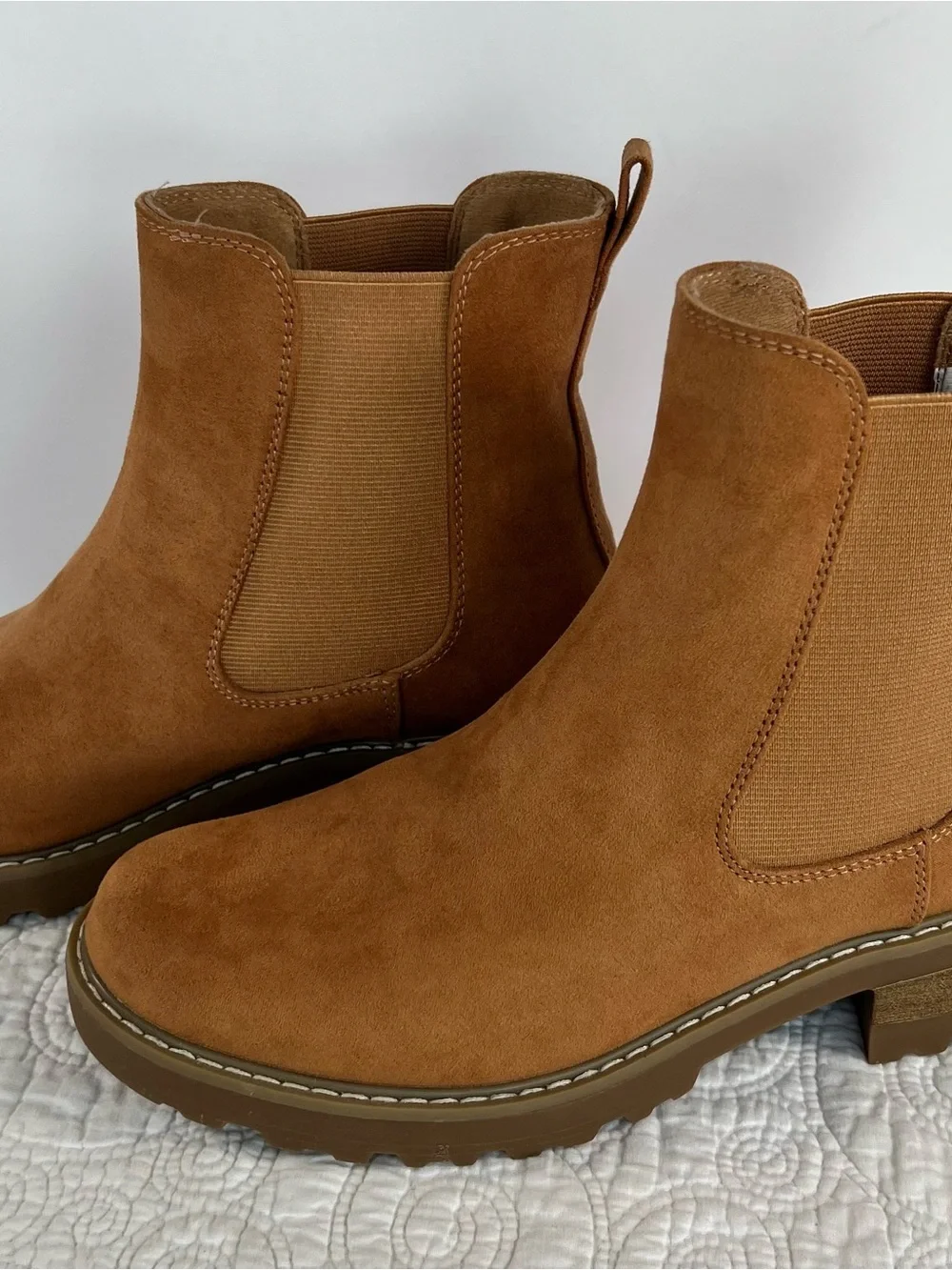 Universal Thread Tan Chelsea Boots Women’s Size 8 Lug Sole Ankle Booties NEW